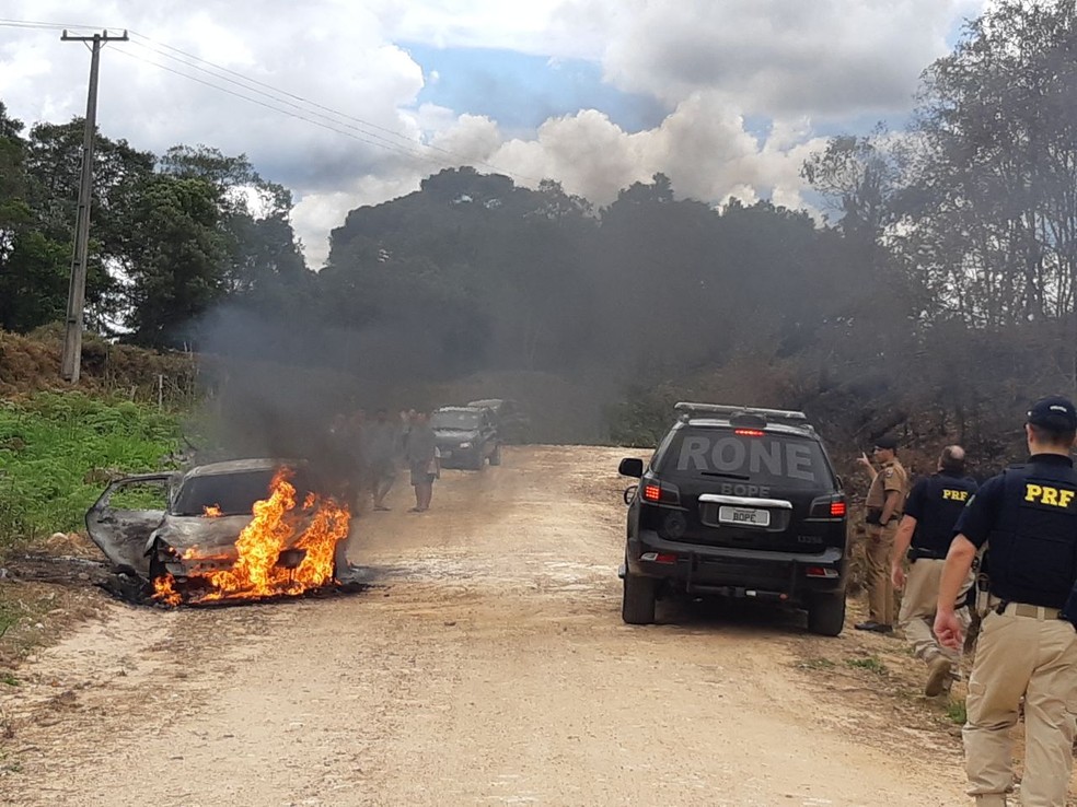 Carro usado no assalto ao ônibus na BR-376 foi encontrado em chamas em uma estrada rural, em Tijucas do Sul. — Foto: Divulgação/PRF
