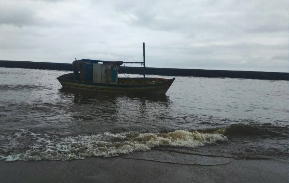 Barco de pesca naufragado é encontrado na costa do Espírito Santo  — Foto: Reprodução/ TV Gazeta 