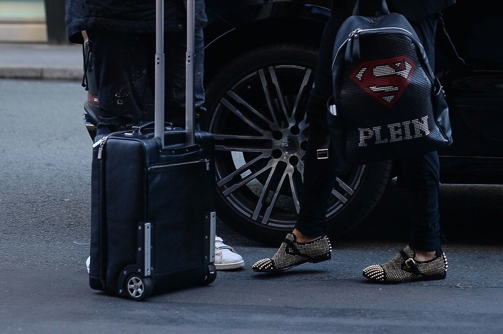 Os detalhes da roupa e da mochila do lateral do PSG (Foto: Pedro Martins/Mowa Press)