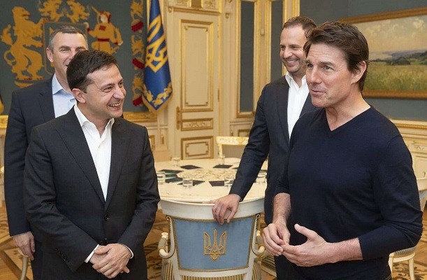  Volodymyr Zelenskiy, presidente da Ucrânia, recebe Tom Cruise em seu gabinete (Foto: Governo da Ucrânia)