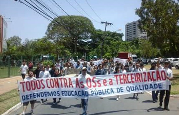 Professores realizaram protesto contra a tercerização das escolas em Goiás (Foto: Reprodução/Arquivo Pessoal)