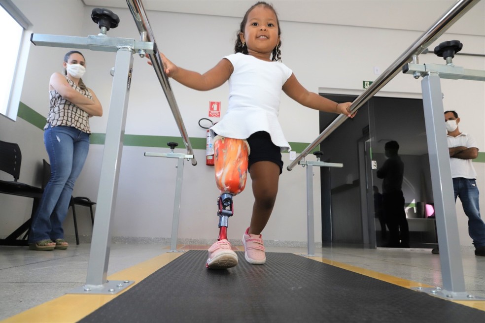 Ana Júlia, de 3 anos, ganha prótese e começa a andar — Foto: Marcos Sandes/Prefeitura de Araguaína