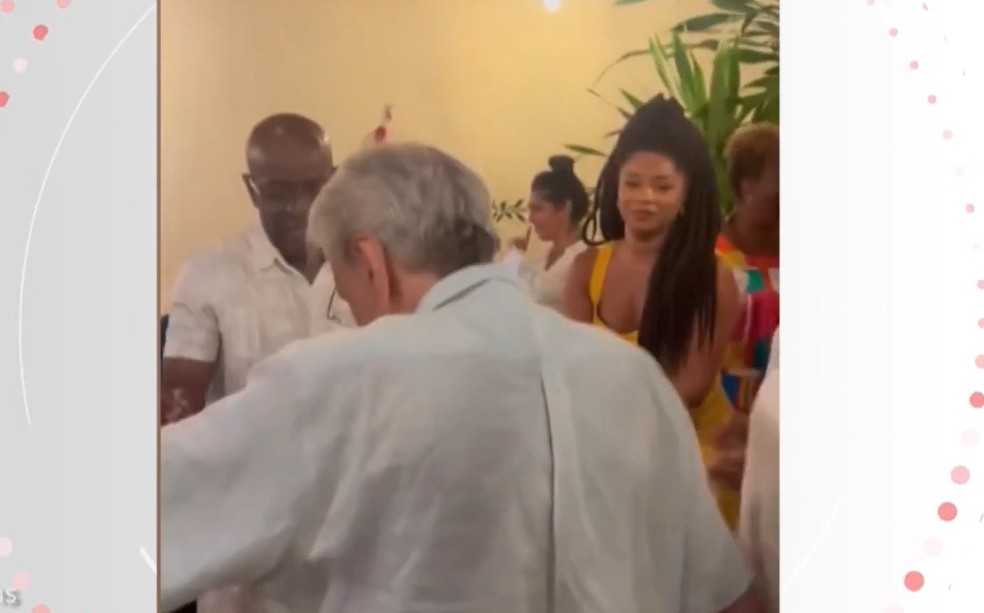 Caetano Veloso se reúne com outros famosos na casa de Regina Casé, em Salvador — Foto: Reprodução/Redes Sociais