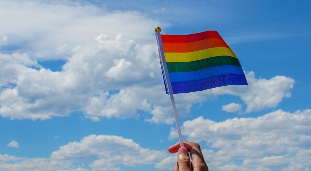 Bandeira LGBT: marcas lançam produtos temáticos para celebrar o Dia do Orgulho (Foto: Brielle French / Unsplash)