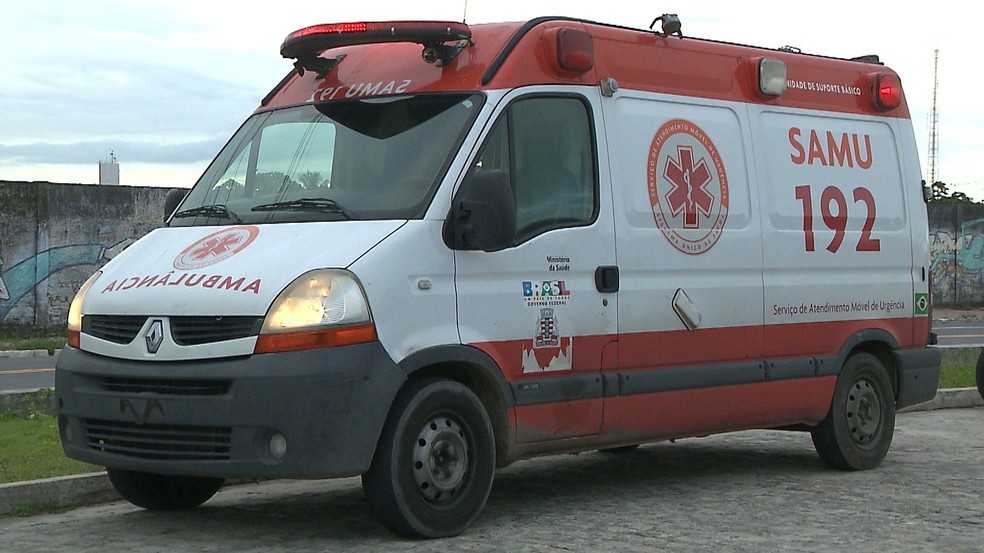 Ambulância foi devolvida cinco minutos depois do roubo, em João Pessoa. (Foto: Reprodução/TV Cabo Branco)