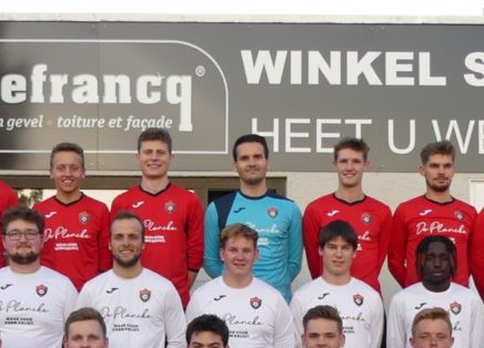 Arne Espeel é o único jogador de azul, ao centro, no elenco do Winkel Sport B — Foto: Divulgação