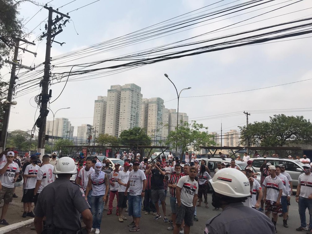 Torcedores do São Paulo cobram diretoria, jogadores e Fernando Diniz em protesto neste sábado — Foto: Eduardo Rodrigues