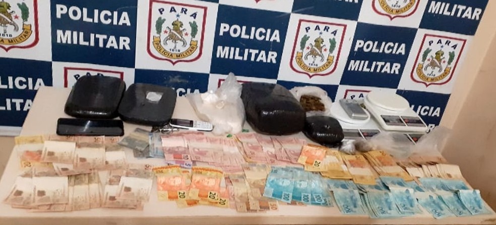 Entorpecentes, dinheiro e balanças foram apreendidas e apresentadas à UIP de Polícia Civil de Oriximiná — Foto: Polícia Militar/Divulgação