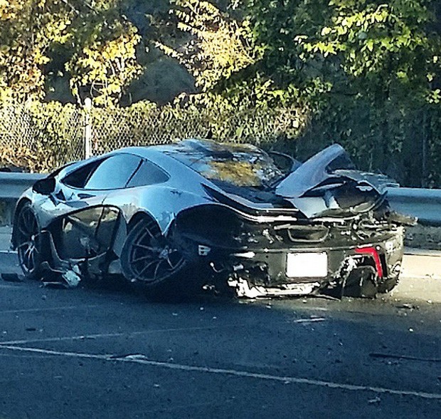 McLaren destruído após a batida  (Foto: Reprodução Instagram)