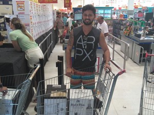 O empresário Maicon Magalhães comprou bebidas para festa de Natal (Foto: João Cunha/G1) O empresário Maicon Magalhães comprou bebidas para festa de Natal (Foto: João Cunha/G1)
