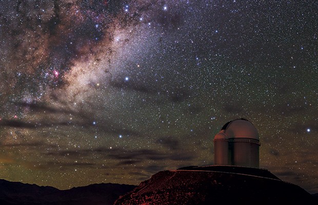 Observatório La Silla, no Chile, sob a Via Láctea. Além da altitude, de 2,4 mil metros, é um dos pontos com o céu mais escuro da Terra  (Foto: ESO/B. Tafreshi)