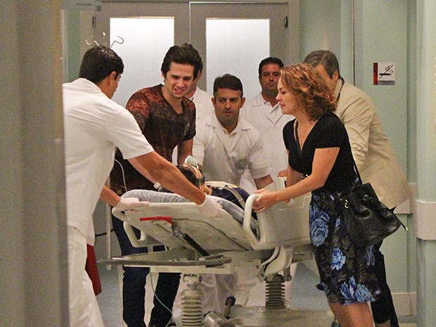 Paulucha e Lindomar chegam ao hospital acompanhando Grego na maca (Foto: Rodrigo Dau/Gshow)