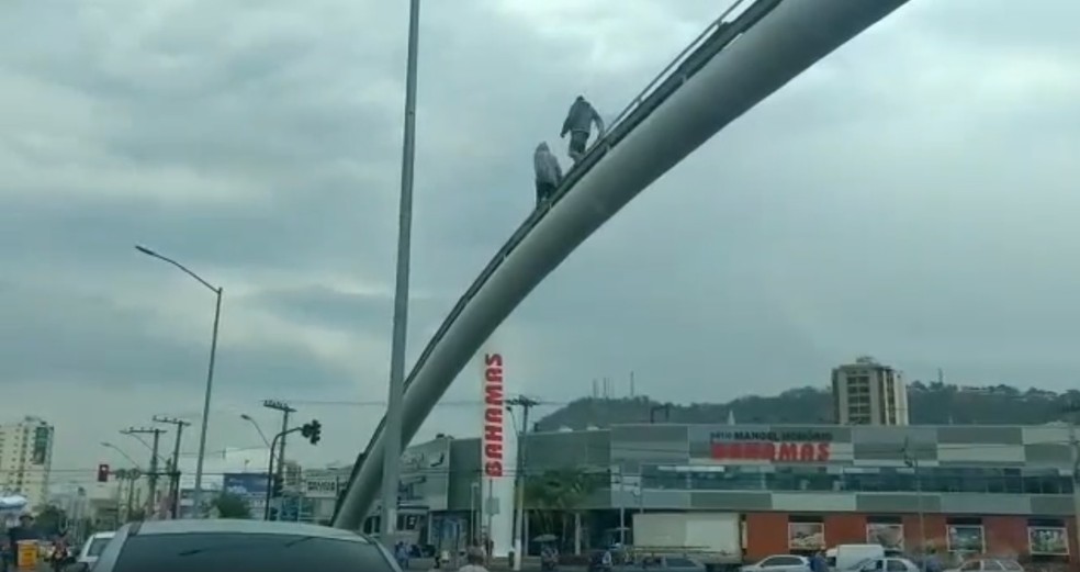 Pedestres são flagrados caminhando em cima de duto em Juiz de Fora (Foto: Fernando Gonçalves/Arquivo Pessoal)