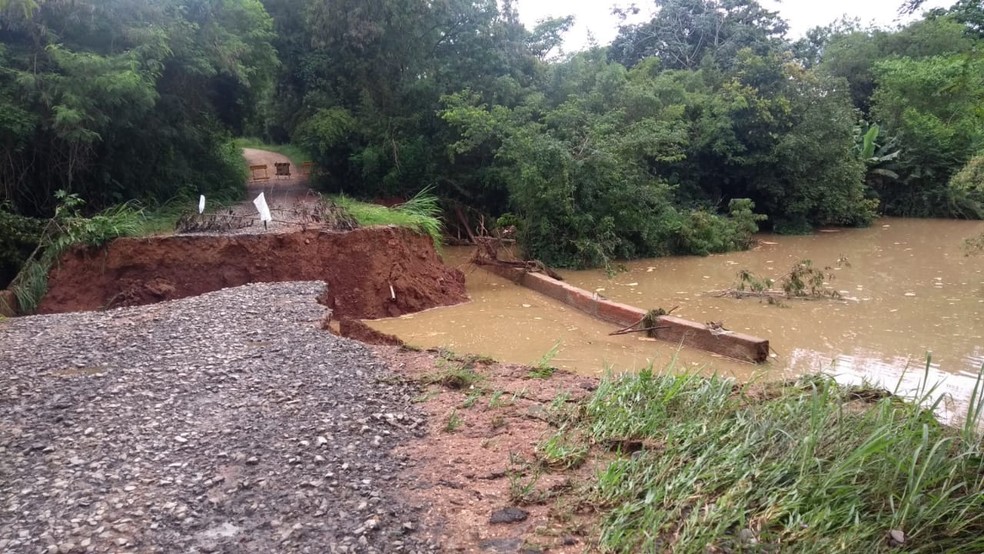 Rio Tietê transbordou e ponte em Tietê (SP) cedeu — Foto: Defesa Civil/Divulgação