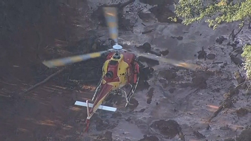 Equipes de resgatem seguem buscas por vítimas e sobreviventes após rompimento de uma barragem da mineradora Vale — Foto: Reprodução/TV Globo