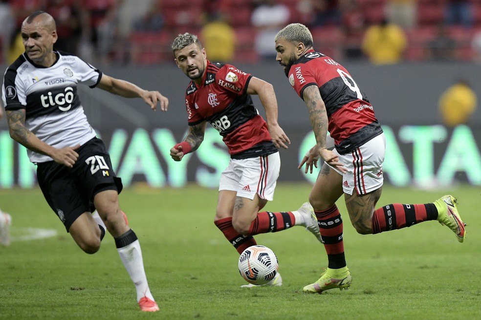 Gabigol e Arrascaeta na vit&oacute;ria do Flamengo sobre o Olimpia &mdash; Foto: Staff Images / CONMEBOL
