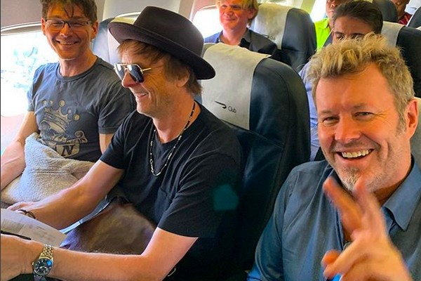 Os músicos do grupo norueguês A-Ha em uma viagem de avião (Foto: Instagram)