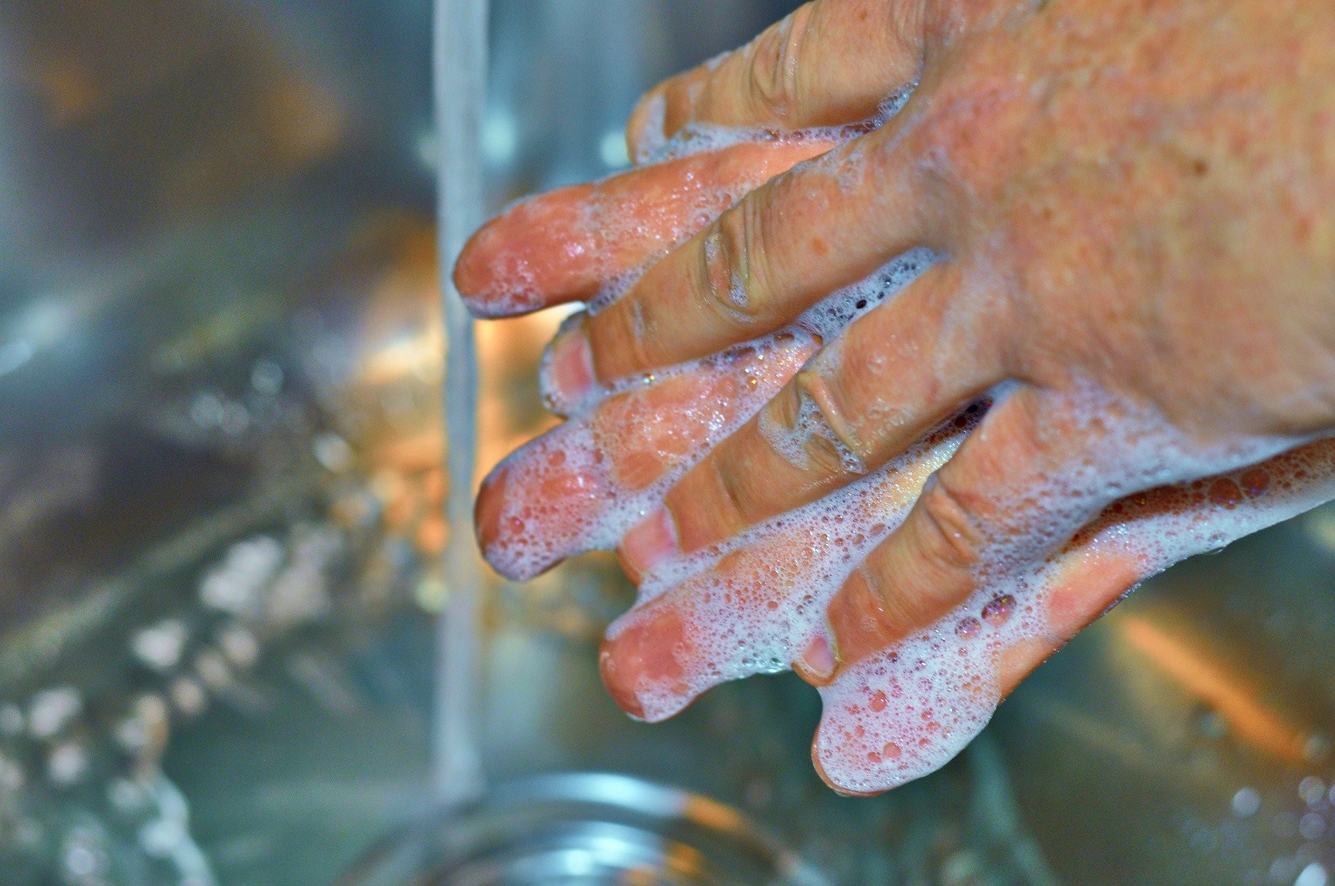 Lavar as mãos ainda é a melhor forma de se prevenir contra vírus e bactérias (Foto: Pixabay)