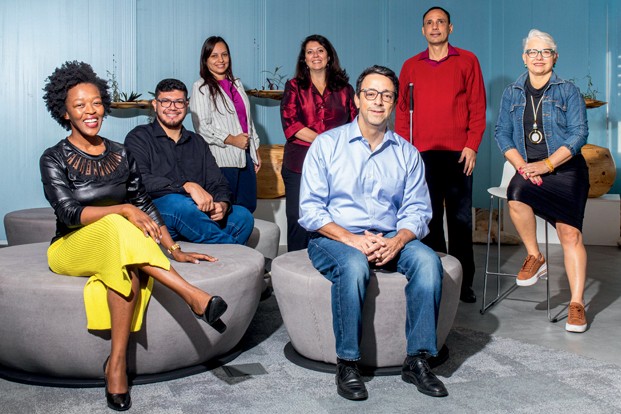 Na Accenture, Empresa do Ano da Pesquisa de Diversidade e Inclusão 2022: Leonardo Framil (sentado, à frente) e parte da equipe: valorização da diferença (Foto: Juliana Frug)