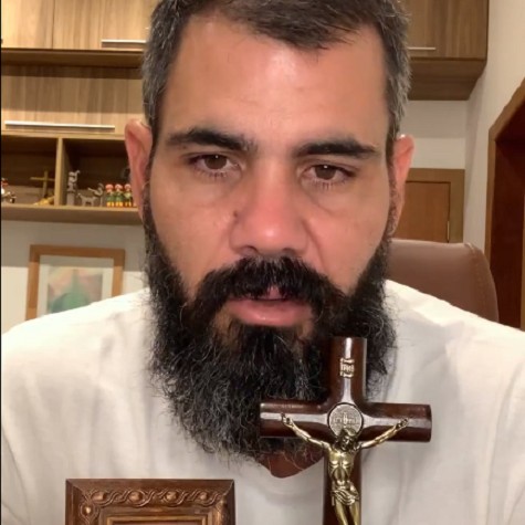 Juliano Cazarré aparece rezando em vídeos no Instagram (Foto: Reprodução)
