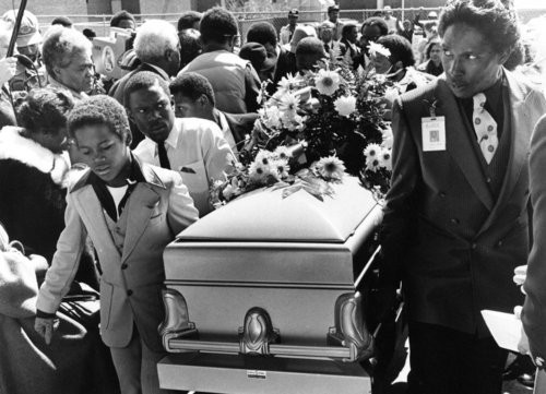 19810311 - ATLANTA, GA -- Young pallbearers bearing the body of Curtis Walker into the new St. John Baptist Church. (BILL MAHAN/AJC staff) 1981 (Foto: AJC)