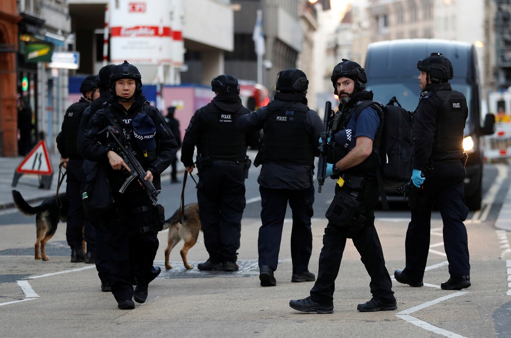 Polícia atende alerta de esfaqueamnto na London Bridge — Foto: Reuters/Peter Nicholls