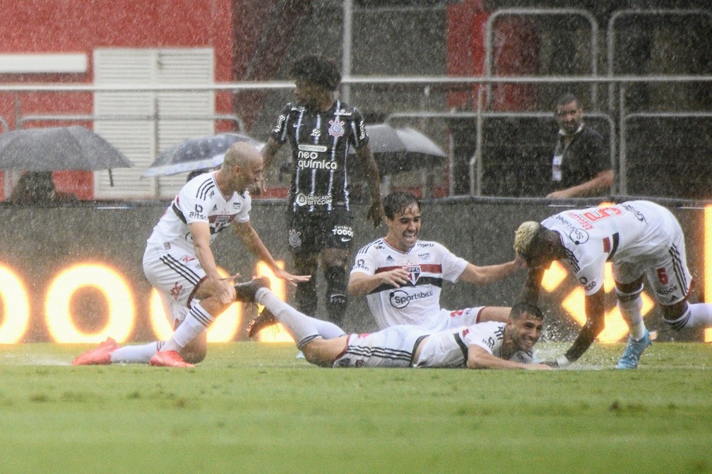Calleri comemora gol do São Paulo contra o Corinthians — Foto: Marcos Ribolli