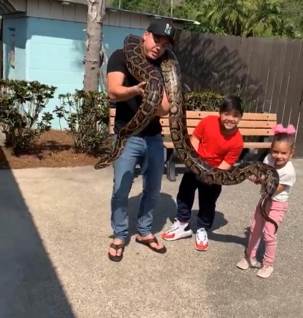 Wesley Safadão e filhos posam segurando cobra gigante (Foto: Instagram/ Divulgação)