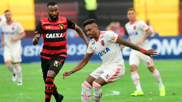 Vitinho fez boas jogadas pelo lado esquerdo do ataque: ele finalizou quatro vezes na vitÃ³ria por 1 a 0 sobre o Sport