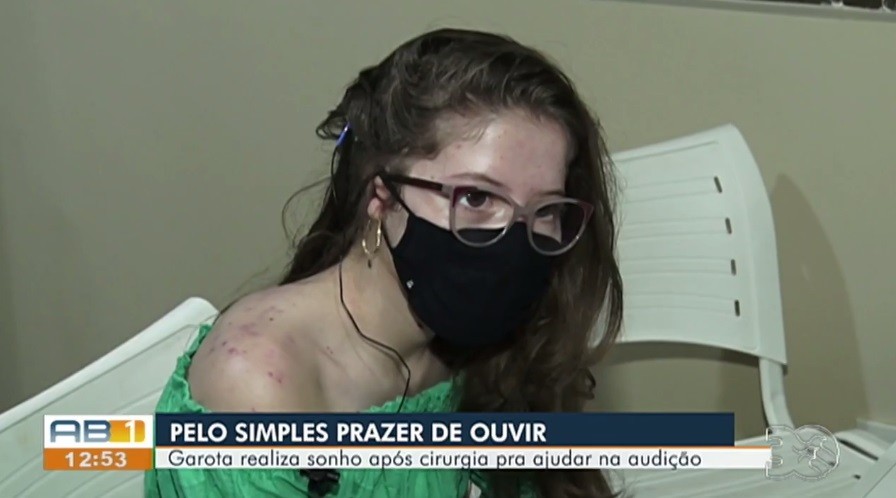 Adolescente realiza sonho de ouvir após cirurgia, em Caruaru: 'Estou me sentindo diferente, estou feliz'