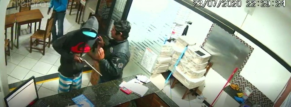 Dois homens assaltaram uma pizzaria no Jardim Planalto de Viracopos, em Campinas (SP), na noite de quinta (23). &mdash; Foto: Reprodu&ccedil;&atilde;o/Circuito de Seguran&ccedil;a