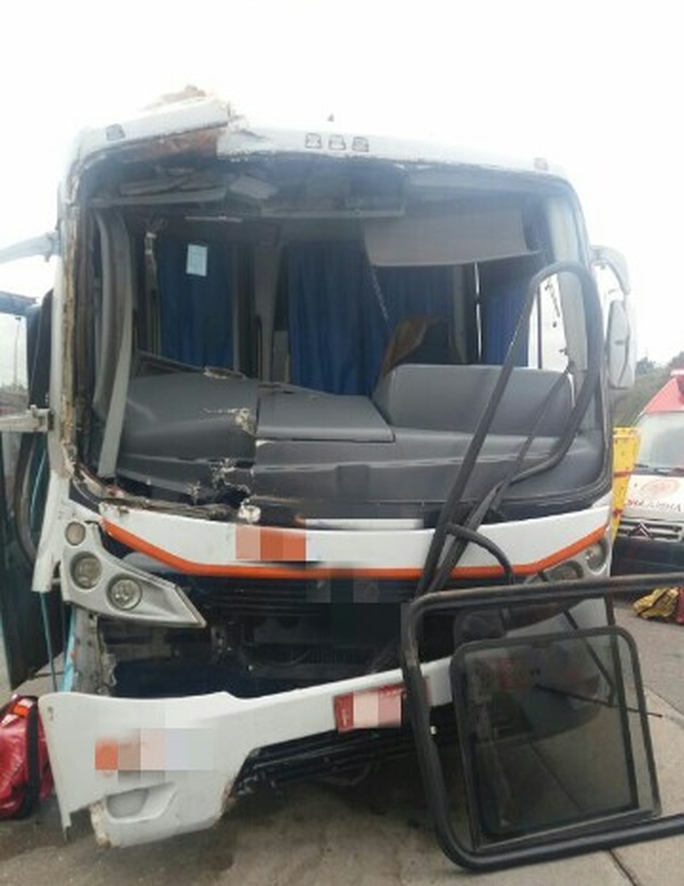 Motorista do &ocirc;nibus estava descendo um aclive quando foi surpreendido pelo caminh&atilde;o, que fazia um retorno na estrada (Foto: Divulga&ccedil;&atilde;o/PRF)