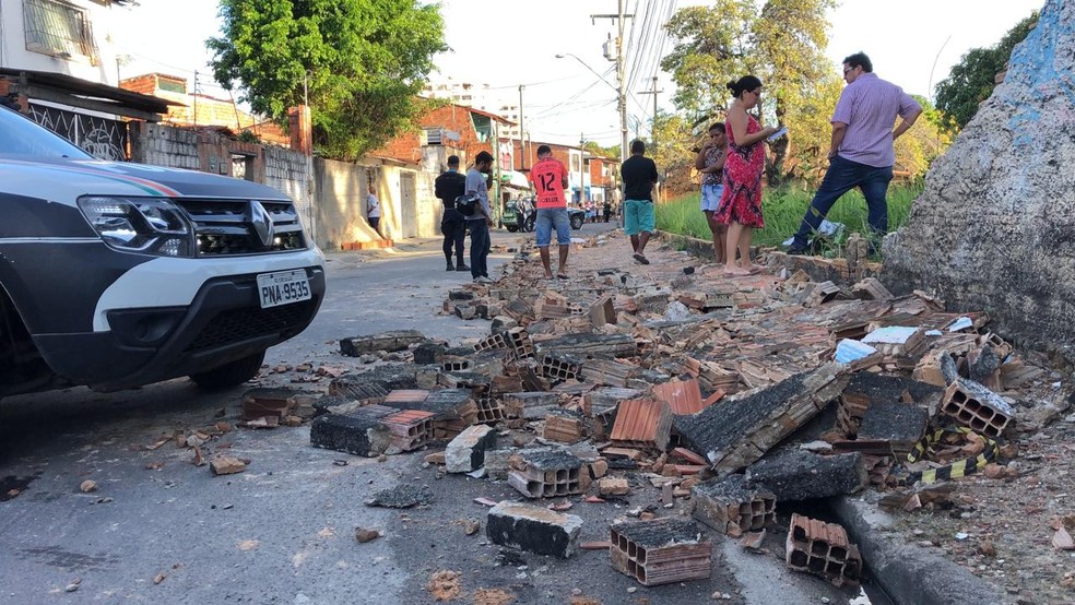 ApÃ³s desabamento de muro, mulher morre e crianÃ§a de 10 anos fica ferida, em Fortaleza â€” Foto: Paulo Sadat/ Sistema Verdes Mares