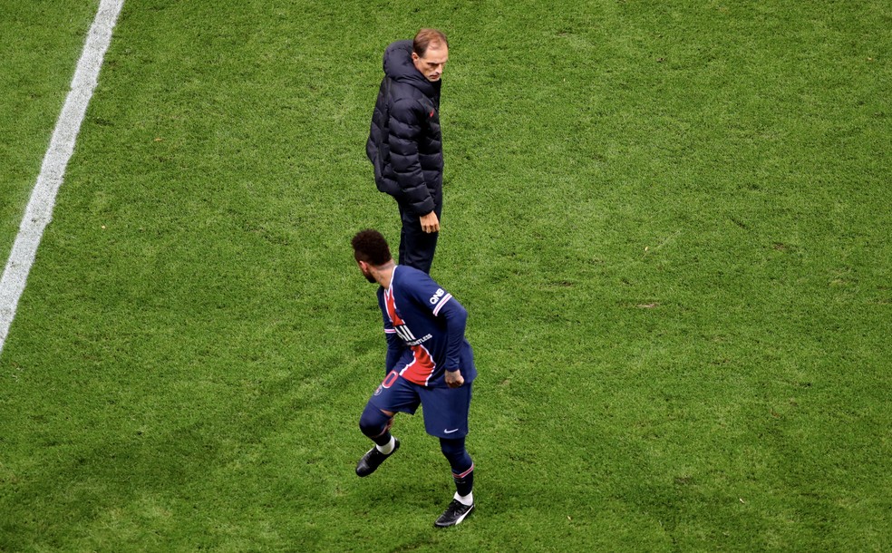 Neymar sinaliza desconforto na panturrilha para Thomas Tuchel — Foto: Xavier Laine/Getty Images