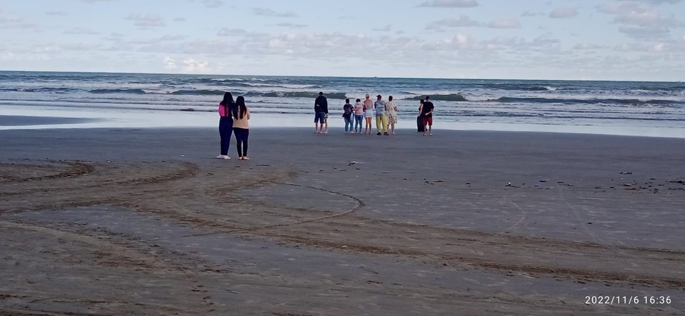 família de adolescente que foi puxado por correnteza e desapareceu em Itanhaém de reuniu para orar em frente ao mar — Foto: Arquivo pessoal