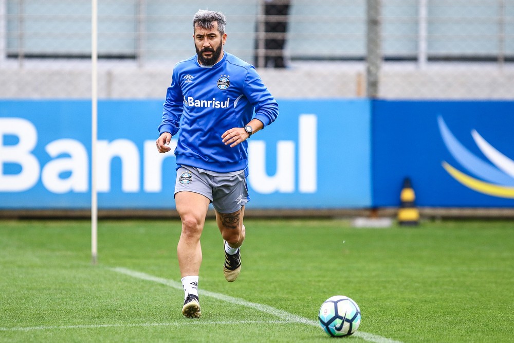 Sem dores, Douglas inicia transição ao campo e fará intertemporada para retorno