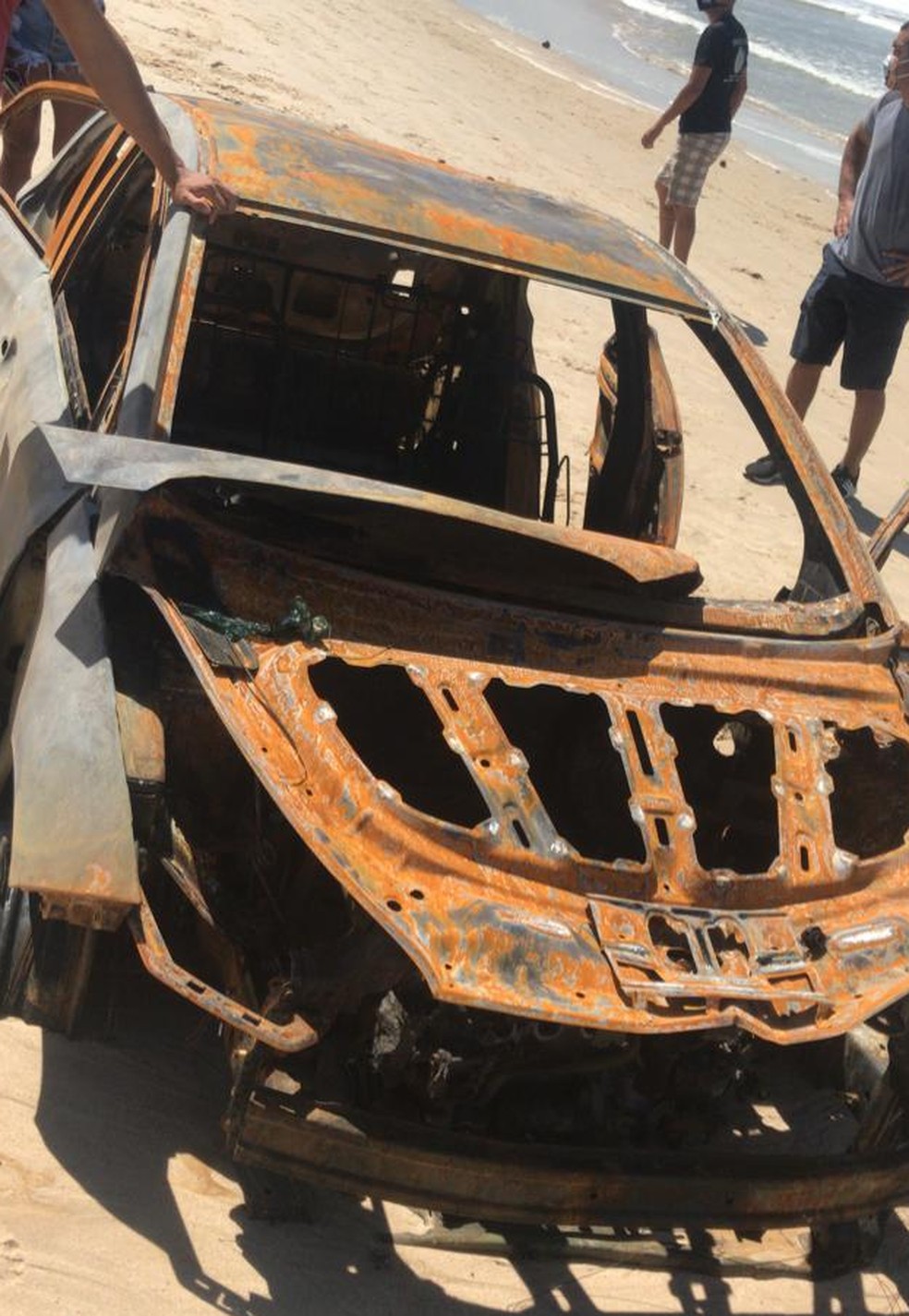Carro de Arlley foi encontrado ainda em chamas na praia de Santa Rita — Foto: Reprodução