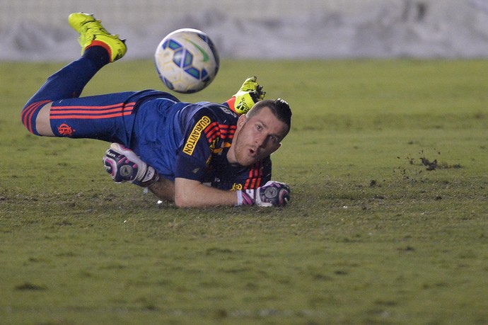 Paulo Victor voa, impede golaço de Geuvânio e é o vilão da 35ª rodada