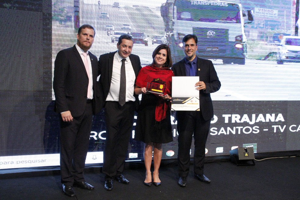 A jornalista Francy Rodrigues representou Sérgio Henrique Santos na noite de premiação — Foto: Sindipol-DF/Divulgação