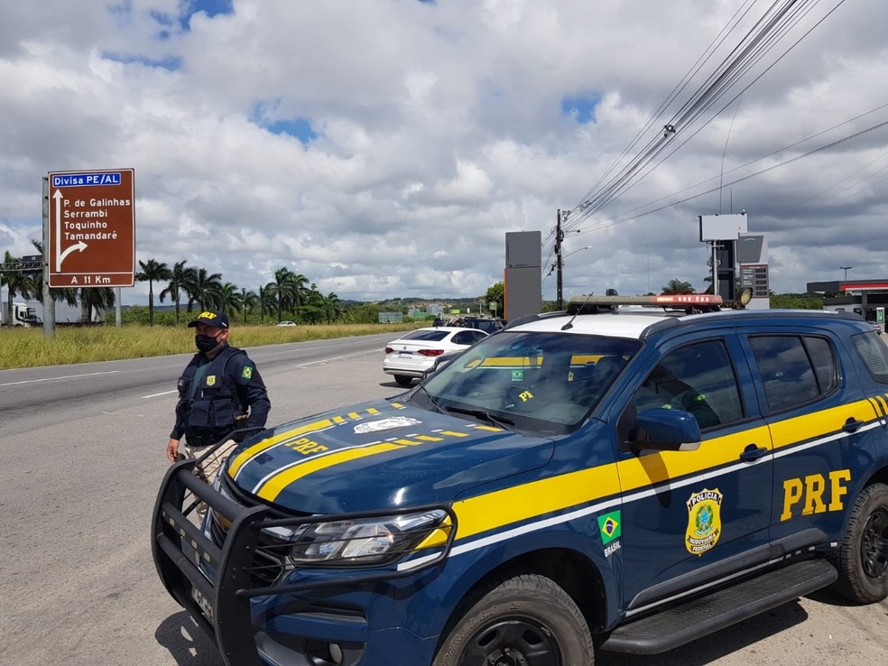 Policial rodoviário federal durante monitoramento de rodovia que corta o Recife — Foto: PRF/Divulgação
