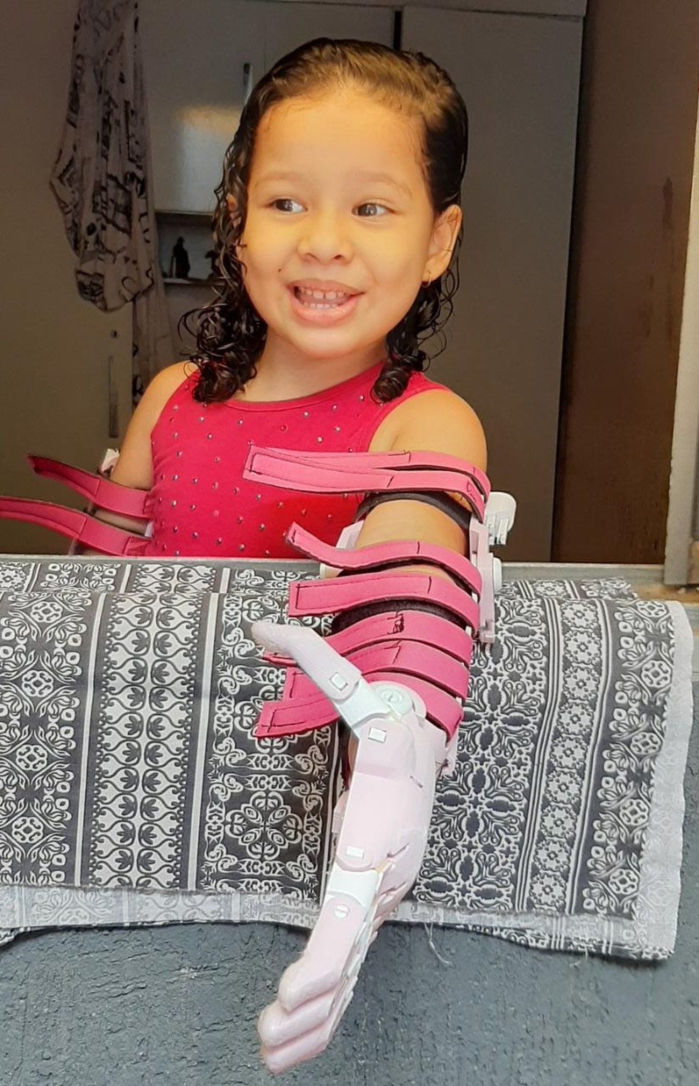 Maria Beattriz Santana da Costa, de 4 anos, recebe prótese de mãos feita em impressora 3D — Foto: Arquivo pessoal