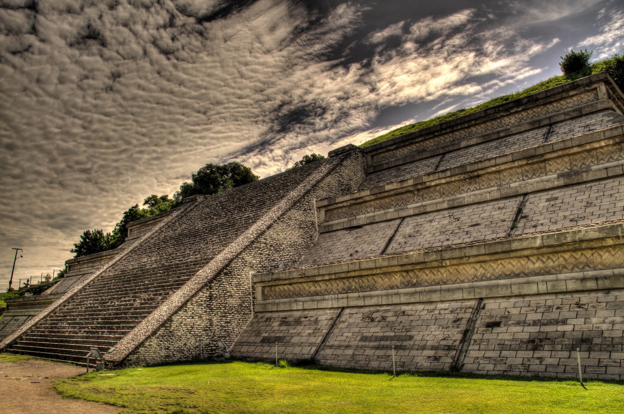 Pirâmide de Tepanapa, no México, é a maior do que as famosas pirâmides do Egito (Foto: Ronald Woan/Flickr)