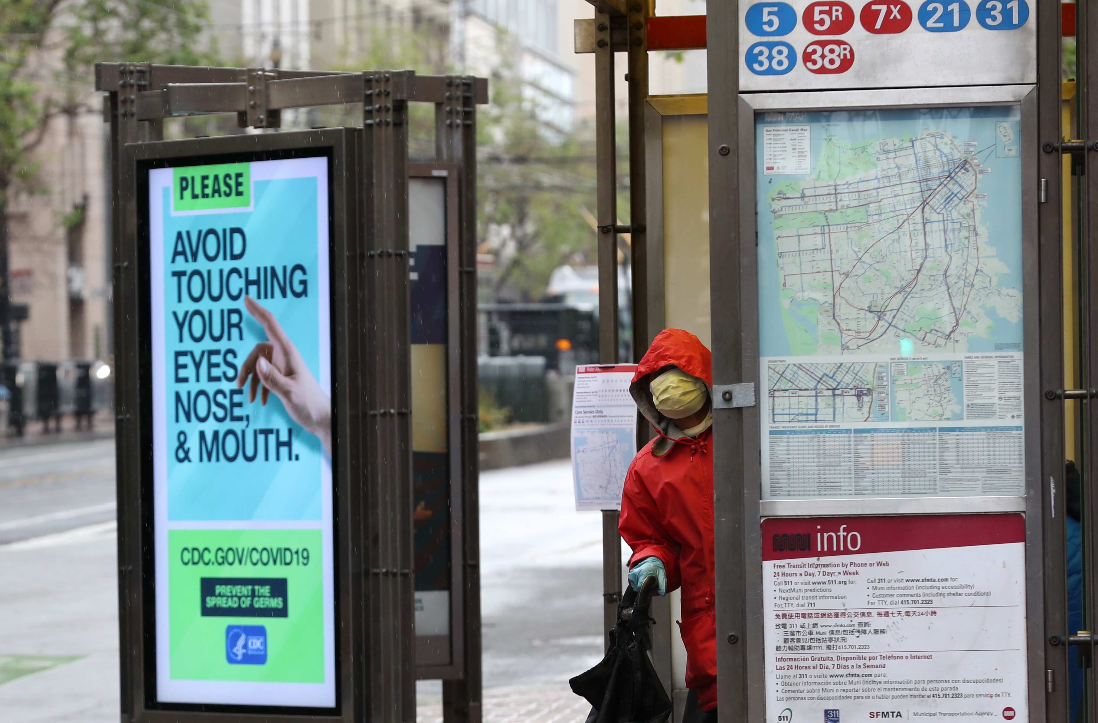 Placa em frente a ponto de ônibus na cidade de São Francisco, nos EUA:  (Foto: Getty Images)