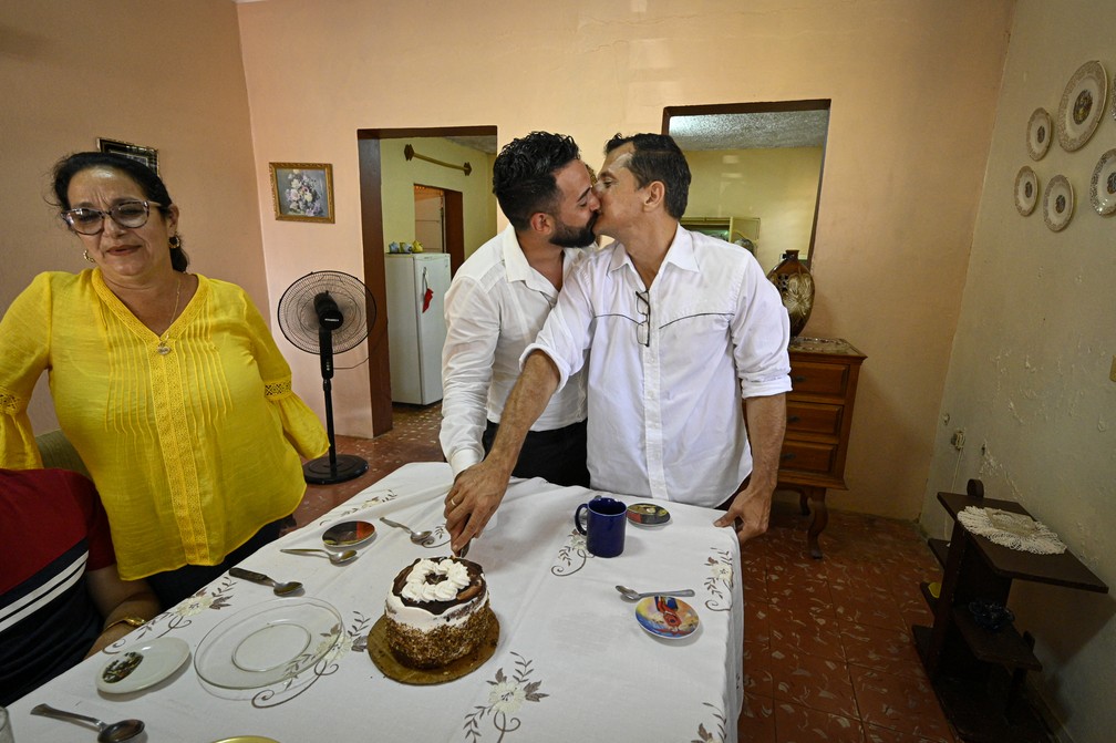 Adiel Gonzalez e Lázaro Gonzalez se casam em Bolondron, em Cuba, em 13 de outubro de 2022 — Foto: Adalberto Roque/AFP