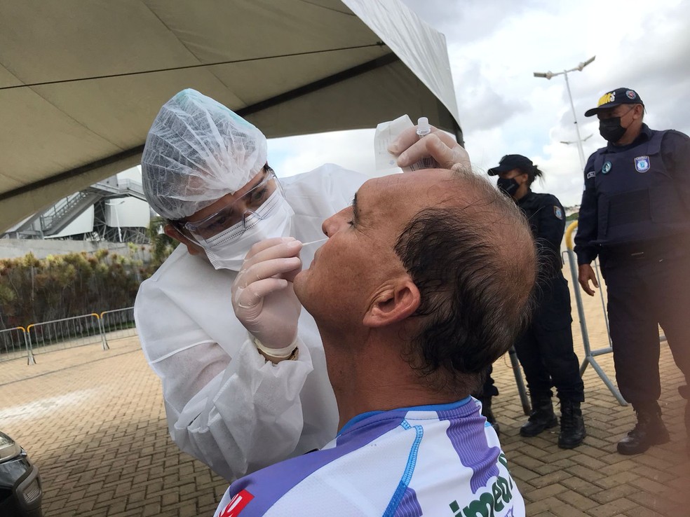 Testagem para a Covid-19 em ponto de drive-thru aberto pela prefeitura de Natal na Arena das Dunas  — Foto: Ayrton Freire/Inter TV Cabugi