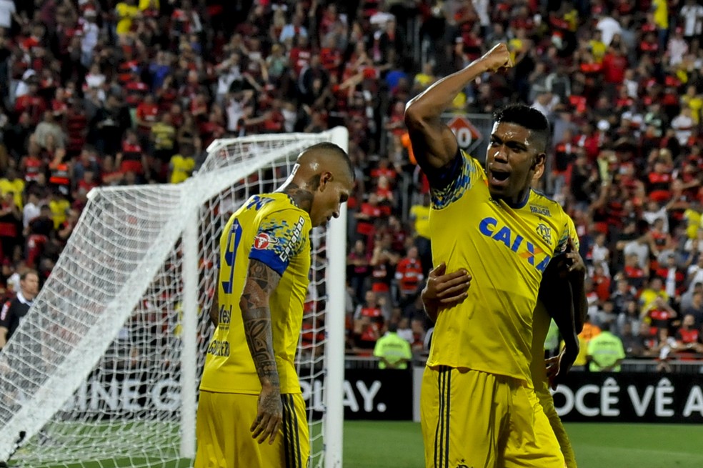 Flamengo dividido entre MAracanã e Ilha do Urubu (Foto: Agência Estado)