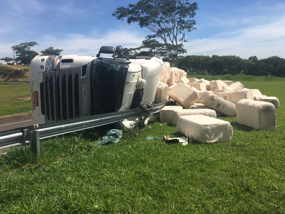 Carreta com algodão tombou em Álvares Machado (Foto: Valmir Custódio/G1)