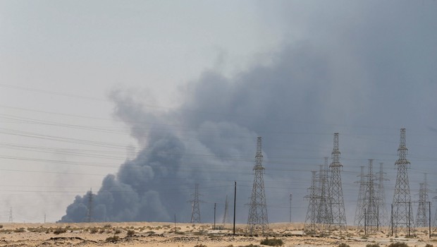 Fumaça gerada por incêndios em instalação petrolífera da Aramco em Abqaiq, Arábia Saudita  (Foto: REUTERS/Stringer)