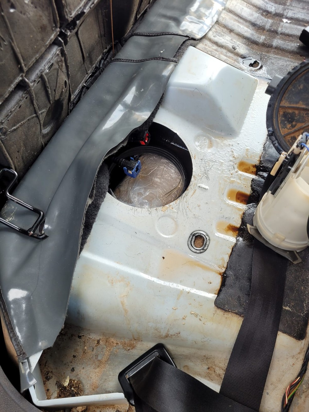 Droga foi achada no tanque de combustível do táxi durante ação na BR-317 — Foto: Arquivo/Gefron