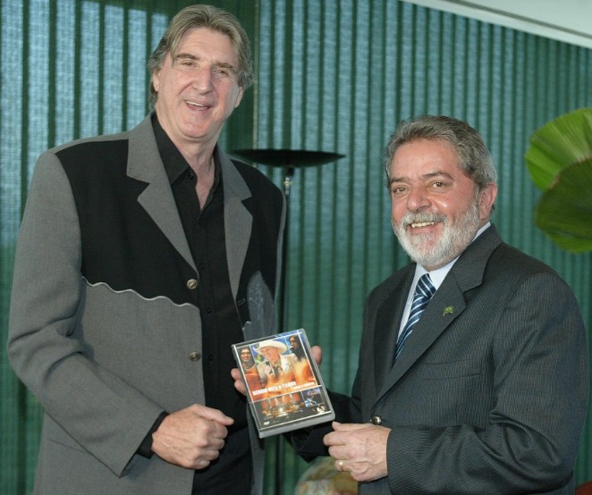 Sérgio Reis com o então presidente Lula, que ganhou um DVD do cantor